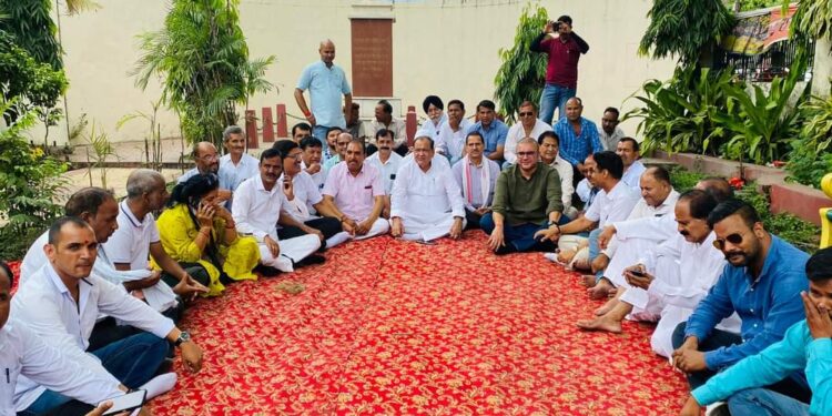 अग्निपथ के विरोध में कांग्रेसियों ने रखा उपवास