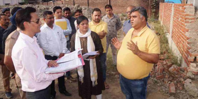 ब्रेकिंग न्यूज़: कमिश्नर दीपक रावत ने नुज़ूल  भूमि का किया औचक निरीक्षण, निर्माणाधीन कार्य पर लगाई रोक