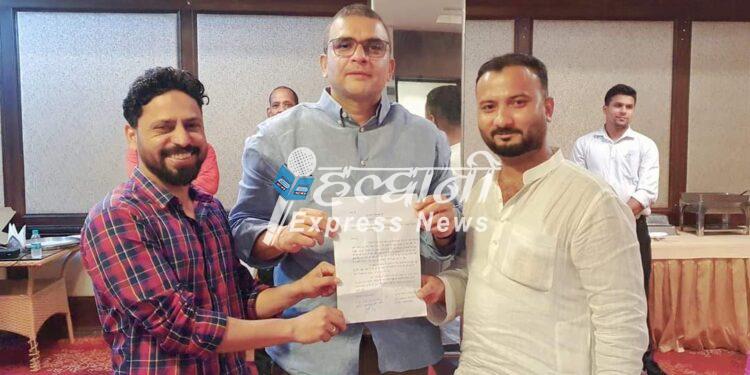 पेयजल समस्या को लेकर विधायक सुमित को सौपा ज्ञापन