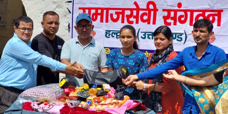 रजत पदक विजेता भूमिका को नगर मजिस्ट्रेट एवं समाजसेवियों ने किया सम्मनित