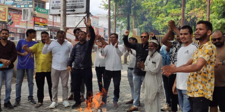 यूथ कांग्रेस ने विद्युत कटौती के विरोध में फूंका सरकार का पुतला