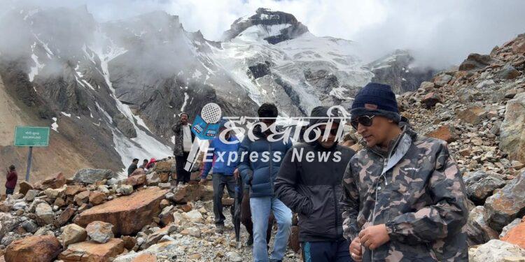 कमिश्नर रावत ने आदि कैलाश व गौरी कुण्ड के किये दर्शन