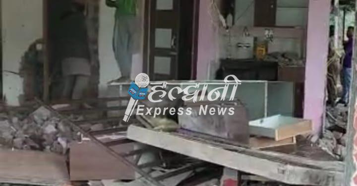 ब्रेकिंग न्यूज़: सीलबंद के बावजूद असुरक्षित क्षेत्र पर हो रहा था अवैध निर्माण, प्राधिकरण ने किया ध्वस्त