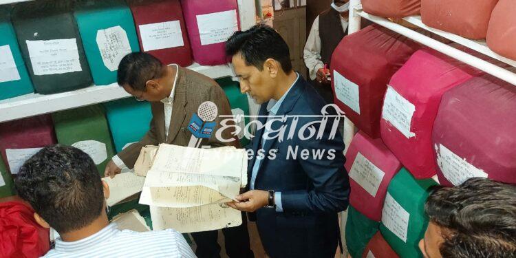 कमिश्नर रावत ने मण्डल कार्यालय का किया निरीक्षण, अभिलेखों की जानकारी न होने पर जताई नाराज़गी  