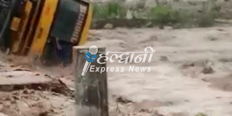 बारिश का असर: टनकपुर में नाला पार कर रही स्कूली बस अनियंत्रित होकर नाले में पलटी, देखें वीडियो