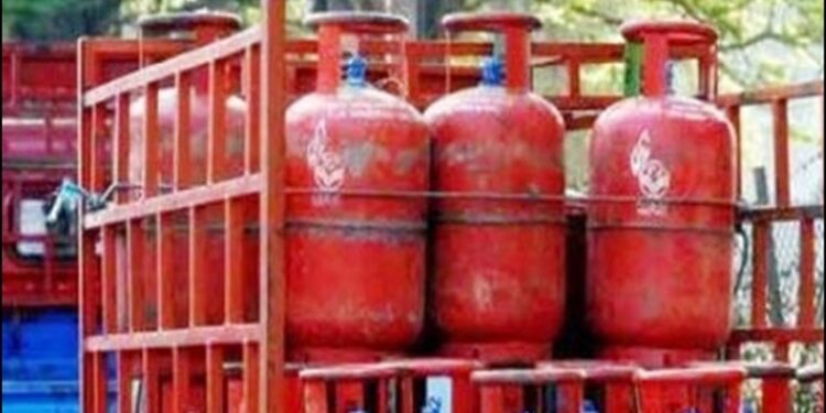 अतिक्रमण हटाओ अभियान के दौरान होटल में मिले घरेलू सिलेंडर, मांगा स्पष्टीकरण