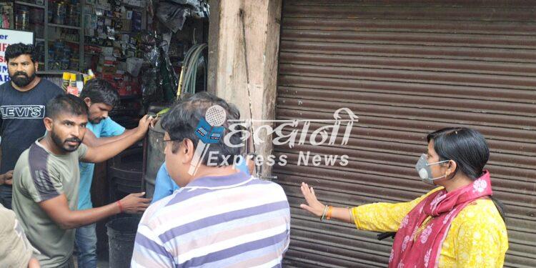 निगम एवं प्रशासन ने वर्कशॉप लाइन पर चलाया अतिक्रमण हटाओ अभियान, अतिक्रमणकारियों के काटे चालान