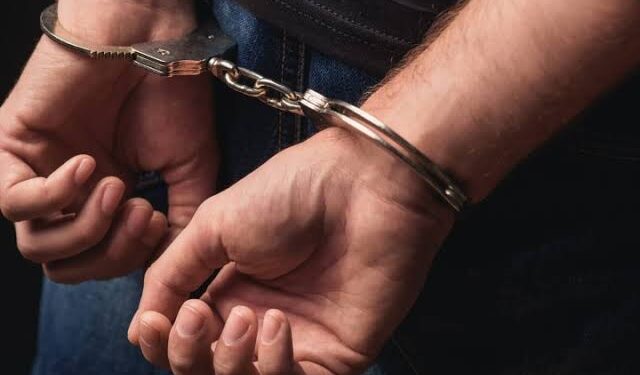 युवक को तमंचे के साथ सोशल मीडिया पर तस्वीर डालना पड़ा महंगा, गिरफ्तार