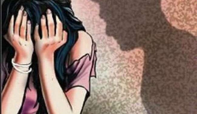 ब्रेकिंग न्यूज़: टैक्सी चालक ने शादी का झांसा देकर युवती के साथ किया दुष्कर्म, गर्भवती होने पर कराया गर्भपात