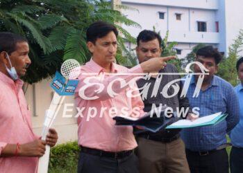 बुजुर्ग दंपति ने कमिश्नर दीपक रावत के दरबार में लगाई गुहार, मामले का स्थलीय निरीक्षण करने पहुँचे कमिश्नर