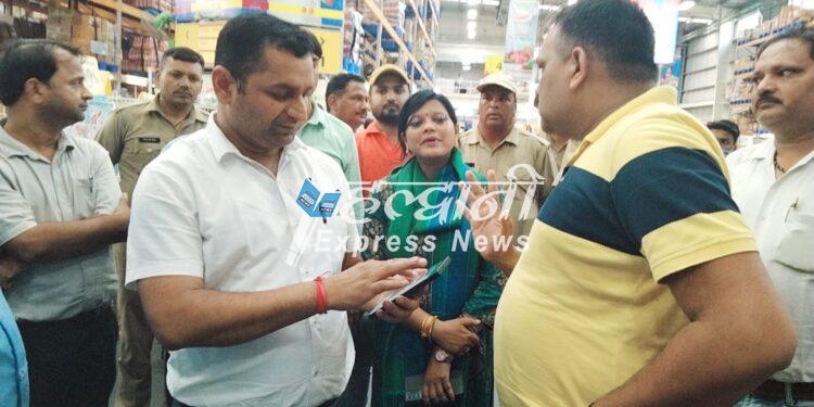 ब्रेकिंग न्यूज़: हल्द्वानी रिलांयस मार्ट में निगम व प्रशासन की छापेमारी, भारी मात्रा में प्लास्टिक बरामद