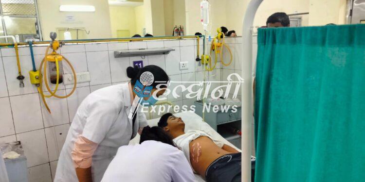 ब्रेकिंग न्यूज़: सगाई के कार्यक्रम के लिए लगा रहे थे छत पर टेंट, पांच बच्चो को लगा करंट, एसटीएच में भर्ती