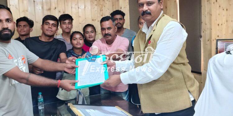 उत्तराखंड बास्केटबॉल खिलाड़ियों ने महापौर रौतेला को सौपा ज्ञापन, चयनित टीम में धांधली का लगाया आरोप