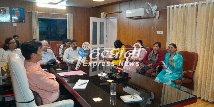 छुट्टी के दिन भी चला कमिश्नर रावत का जनता दरबार, फरियादियों की सुनी फरयाद