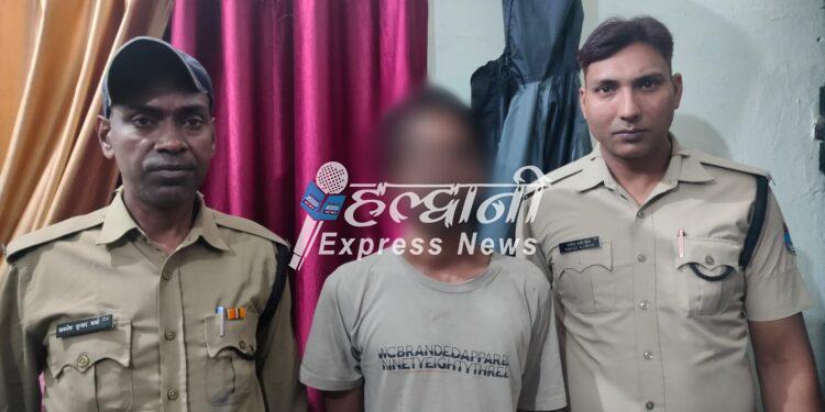 ब्रेकिंग न्यूज़: धारदार हथियार से गर्दन पर किया वार, गिरफ्तार