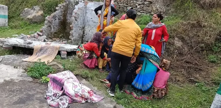 उत्तराखंड: शौचालय की छत गिरने से एक छात्र की मौत, तीन घायल