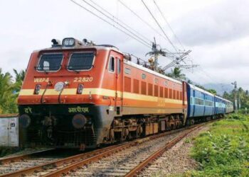 ब्रेकिंग न्यूज़: कान में हेडफोन लगाकर युवक को रेलवे ट्रैक पर चलना पड़ा भारी, मौत