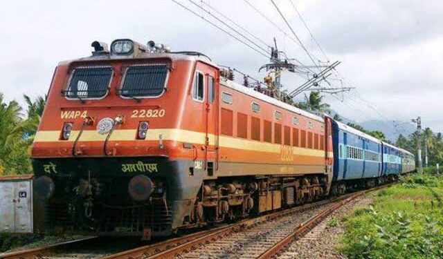 ब्रेकिंग न्यूज़: कान में हेडफोन लगाकर युवक को रेलवे ट्रैक पर चलना पड़ा भारी, मौत