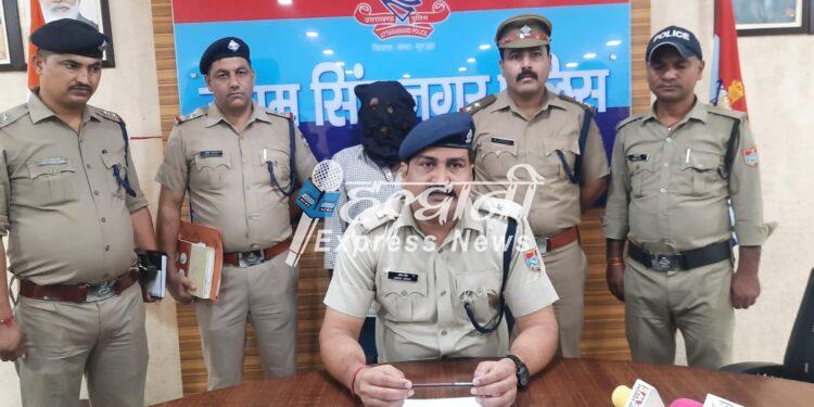 गोबर के दलदल में डूबा कर पत्नी की हत्या करने वाला पति गिरफ्तार