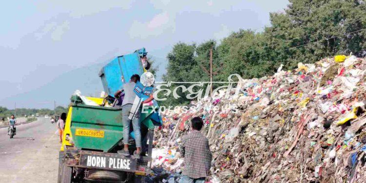 नगर निगम की कार्यवाही बेअसर, ट्रेंचिंग ग्राउंड के बाहर कूड़ा डालता दिखा वाहन, देखें वीडियो