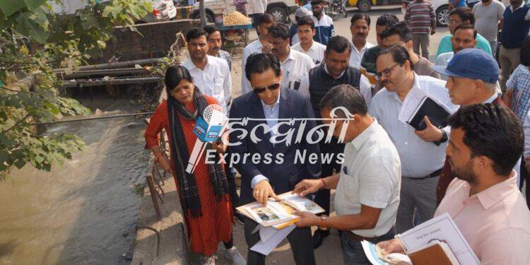 कमिश्नर दीपक रावत ने किया नहर कवरिंग कार्यों का निरीक्षण, पार्कों की चरमराई व्यवस्था पर नाराज़गी की व्यक्त
