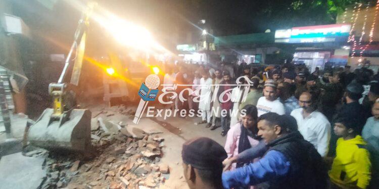 ब्रेकिंग न्यूज़: अतिक्रमणकारियों पर  चला प्रशासन का डंडा, वर्कशॉप लाइन से चोरगलिया रोड तक चलाया अभियान