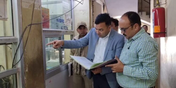 डीएम नैनीताल के निर्देशन में एसडीएम ने कार्यालयों में चलाया छापेमारी अभियान, 26 कर्मचारी मिले नदारद