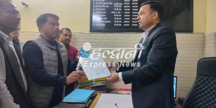 ग्रामीण क्षेत्रों में टैक्स वसूलने और नक्शा पास करने का किया विरोध, एसडीएम को सौपा ज्ञापन