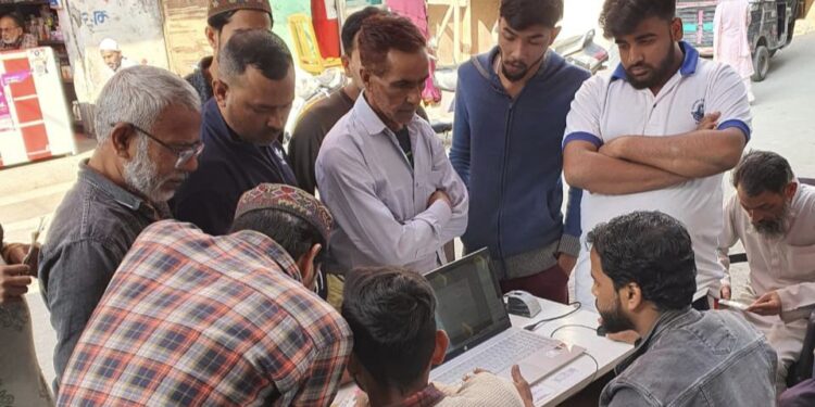 आयुष्मान कार्ड बनाने के लिए पार्षद प्रत्याशी हाजी राशिद ने लगवाया कैम्प, दर्जनों लोगो ने उठाया लाभ