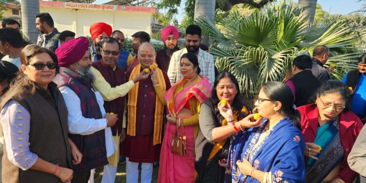 गुजरात में प्रचंड जीत पर भाजपाइयों ने किया मिष्ठान वितरण