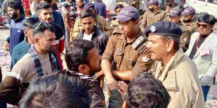 छात्र संघ चुनाव: वोटिंग के दौरान समर्थकों के बीच हुई मारपीट, पुलिस की चप्पे-चप्पे पर नजर