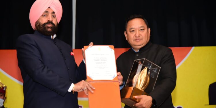 ब्रेकिंग न्यूज़: डीएम धीराज गर्ब्याल को मिला उत्कृष्ट जिला अधिकारी 2022 का खिताब