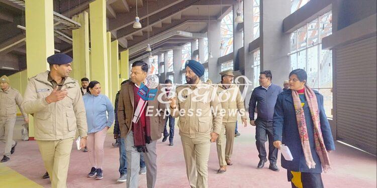 रेलवे भूमि प्रकरण: प्रशासन ने फोर्स की रहने की व्यवस्था के लिए स्टेडियम का किया निरीक्षण