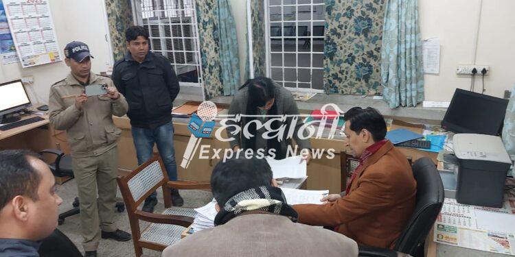 ब्रेकिंग न्यूज़: कमिश्नर दीपक रावत ने आरटीओ ऑफिस में मारा छापा, दफ्तर के बाहर मिली शराब की बोतले, सीएससी सेंटर सील