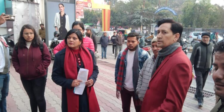 कमिश्नर दीपक रावत ने शहर का किया निरीक्षण, फर्नीचर की दुकान को नोटिस, चंदन फार्मेसी को सीज करने के निर्देश