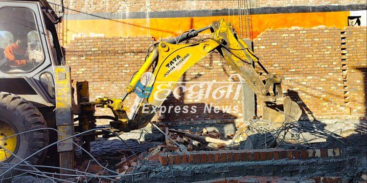 ब्रेकिंग न्यूज़: हल्द्वानी में अवैध निर्माण पर चला बुलडोजर, कई निर्माण किए सील