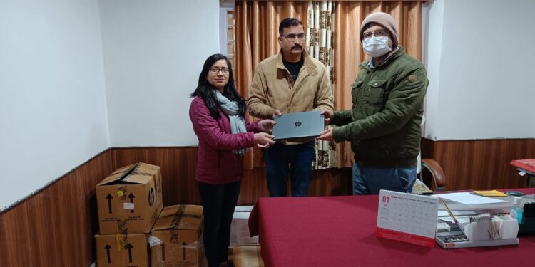 सीडीओ संदीप तिवारी ने सहायक समाज कल्याण अधिकारियों को वितरित किये लेपटॉप