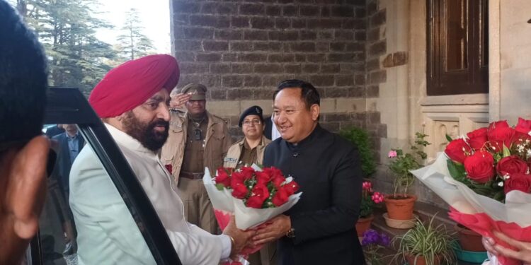 नैनीताल पहुँचे राज्यपाल, डीएम औए एसएसपी ने किया अभिनंदन