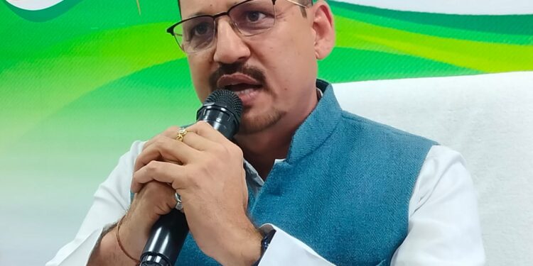 जब सब कुछ उच्च न्यायालय से ही कराना है, तो खुद की पीठ थपथपाना बंद करे धामी सरकार