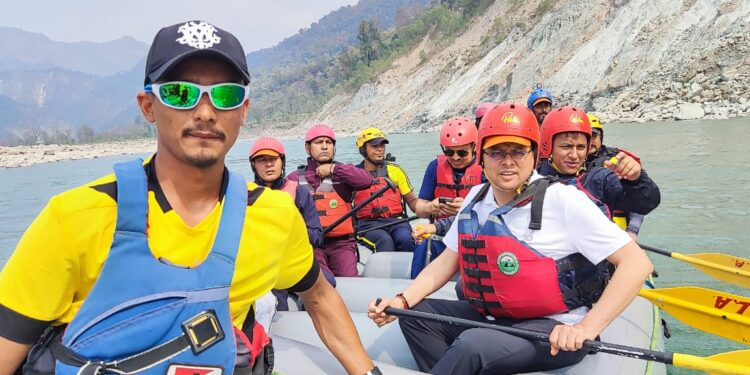 राज्य में पर्यटन गतिविधियों को बढ़ावा देने के मकसद से खुद राफ्टिंग करने उतरे मुख्यमंत्री
