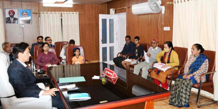 कमिश्नर दीपक रावत ने सुनी जनसमस्याएं, भूमि धोखाधड़ी से बचने के लिए की अपील