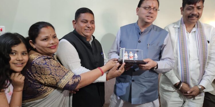 भाजपा मंडल अध्यक्ष के घर पहुंचे मुख्यमंत्री