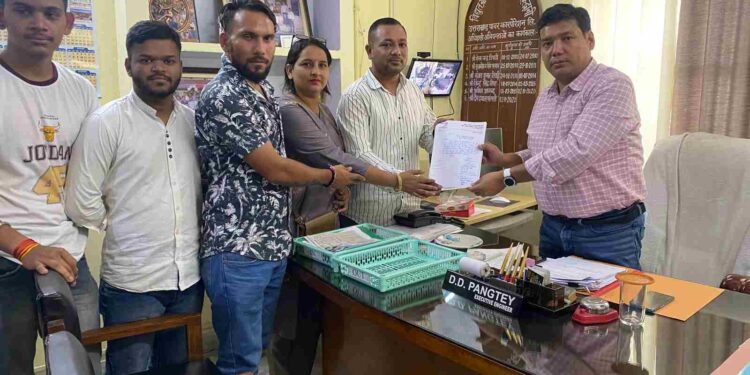 बिजली कटौती को लेकर अधिशासी अभियंता को सौपा ज्ञापन