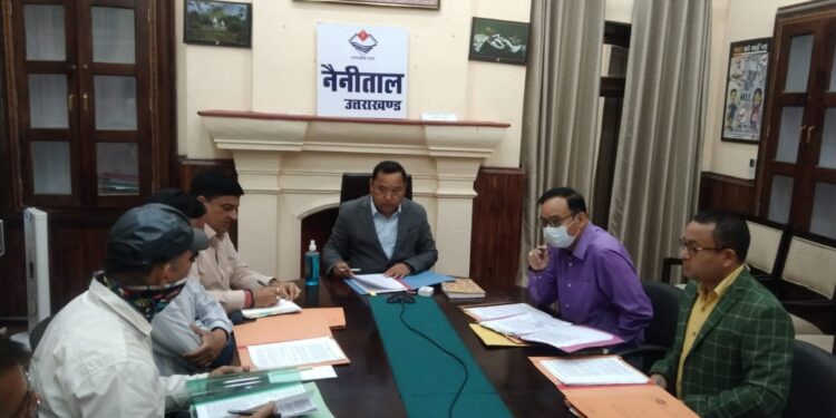 जिलाधिकारी ने खनन समिति की ली बैठक, अधिकारियों को दिए निर्देश