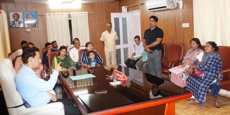 कमिश्नर दीपक रावत ने सुनी जनसमस्याएं, एसडीएम और तहसीलदार को लगाई फटकार
