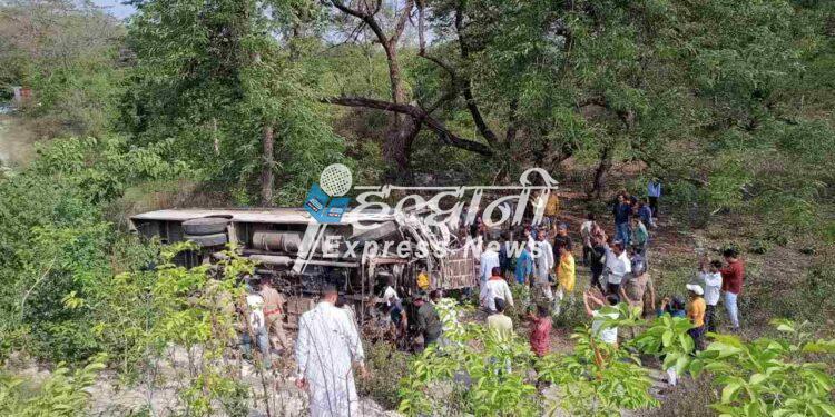 ब्रेकिंग न्यूज़: बस और पिकअप में जबरदस्त टक्कर, बस पलटी, चालक की मौत