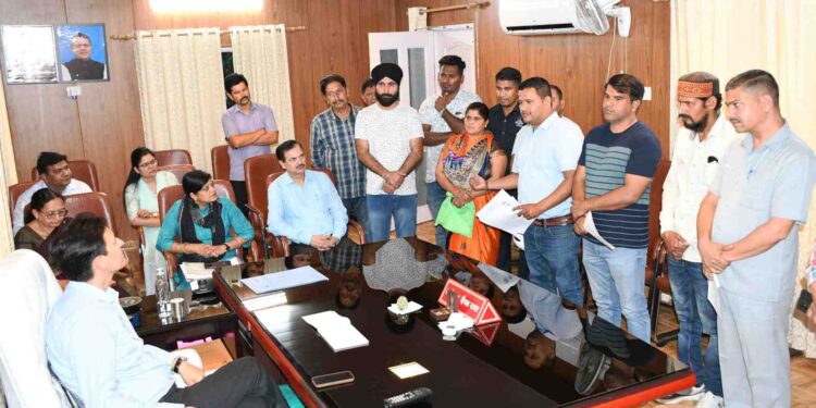 जनता दरबार में कमिश्नर दीपक रावत ने सुनी समस्याएं, अतिक्रमण को लेकर हुए गंभीर, अधिकारियों को दिए निर्देश