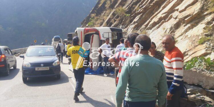 तीर्थयात्रियों से भरी बस पलटी, एक गंभीर