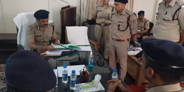 ब्रेकिंग न्यूज़: आईजी ने अधिनिस्थो की लगाई क्लास, एक दरोगा को किया सस्पेंड, दो को किया लाइन हाज़िर