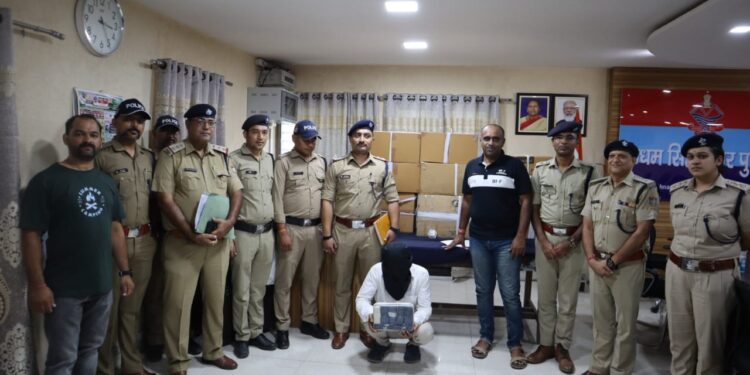 कॉल सेंटर के नाम पर ठगी करने वाले दिल्ली के गैंग के चार लोग गिरफ्तार